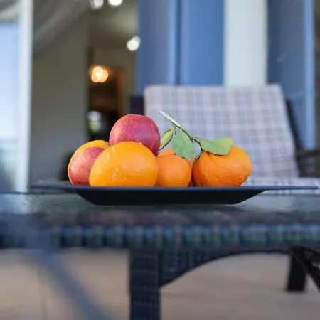 Hébergement de vacances Lavanda - Elegant 3br Retreat With Private Pool & Garden *