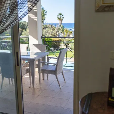 Hébergement de vacances Lavanda - Elegant 3br Retreat With Private Pool & Garden *