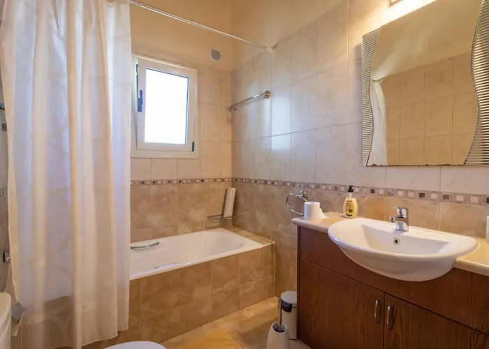 Lavanda - Elegant 3br Retreat With Private Pool & Garden