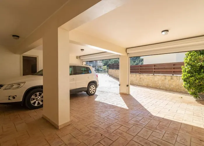 Semesterbostad Lavanda - Elegant 3br Retreat With Private Pool & Garden