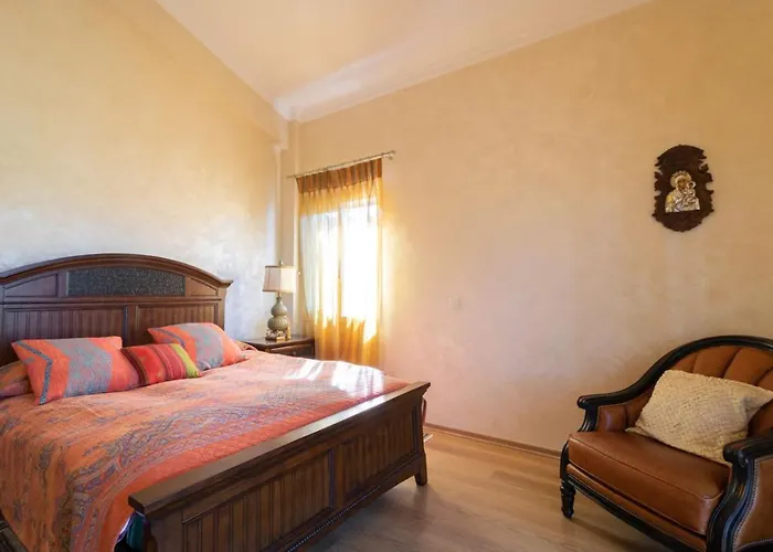 Semesterbostad Lavanda - Elegant 3br Retreat With Private Pool & Garden