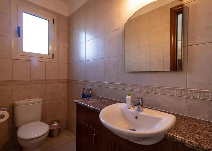 Semesterbostad Lavanda - Elegant 3br Retreat With Private Pool & Garden *