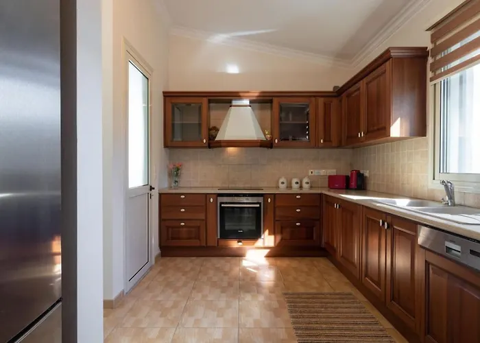 Semesterbostad Lavanda - Elegant 3br Retreat With Private Pool & Garden *