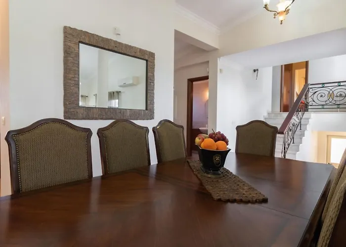 Semesterbostad Lavanda - Elegant 3br Retreat With Private Pool & Garden