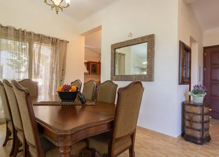 Semesterbostad Lavanda - Elegant 3br Retreat With Private Pool & Garden *