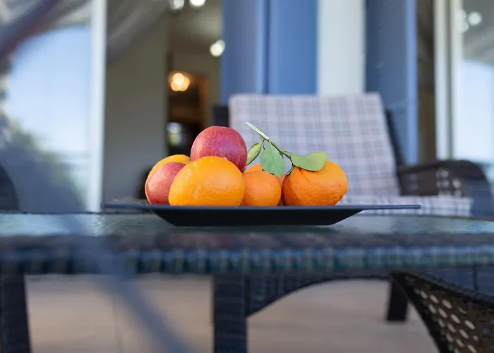 Semesterbostad Lavanda - Elegant 3br Retreat With Private Pool & Garden *