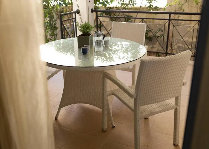 Lavanda - Elegant 3br Retreat With Private Pool & Garden Semesterbostad