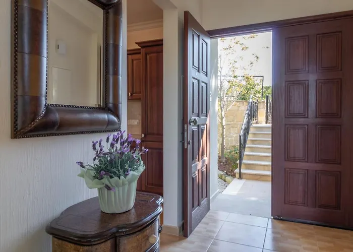 Semesterbostad Lavanda - Elegant 3br Retreat With Private Pool & Garden Polis