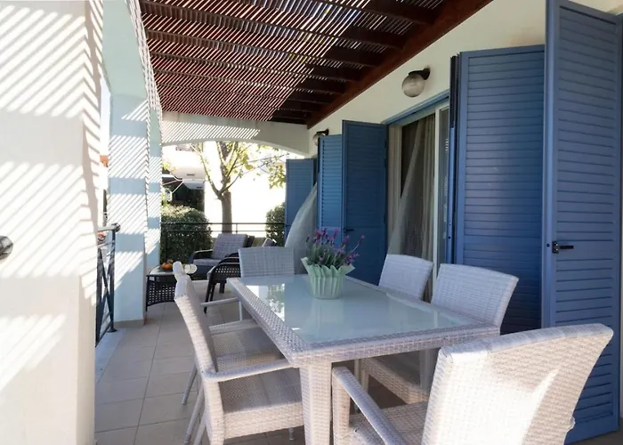 Semesterbostad Lavanda - Elegant 3br Retreat With Private Pool & Garden Polis