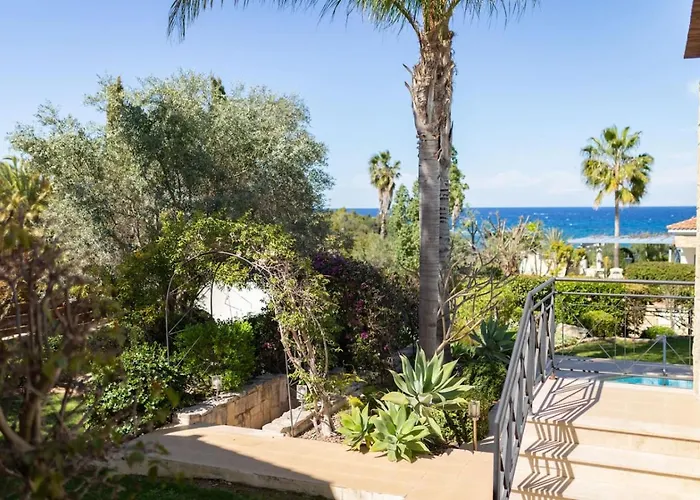 Lavanda - Elegant 3br Retreat With Private Pool & Garden *