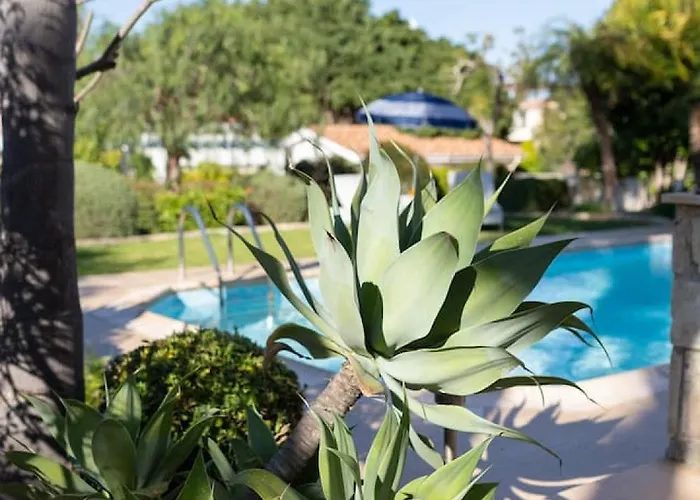 Semesterbostad Lavanda - Elegant 3br Retreat With Private Pool & Garden