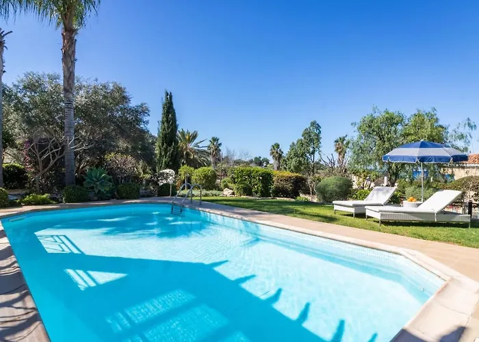 Semesterbostad Lavanda - Elegant 3br Retreat With Private Pool & Garden *