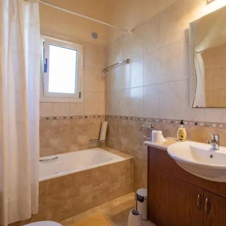 Lavanda - Elegant 3br Retreat With Private Pool & Garden