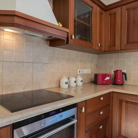 בית נופש Lavanda - Elegant 3br Retreat With Private Pool & Garden *