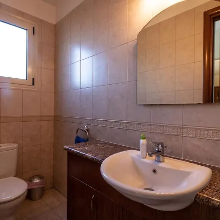 בית נופש Lavanda - Elegant 3br Retreat With Private Pool & Garden *