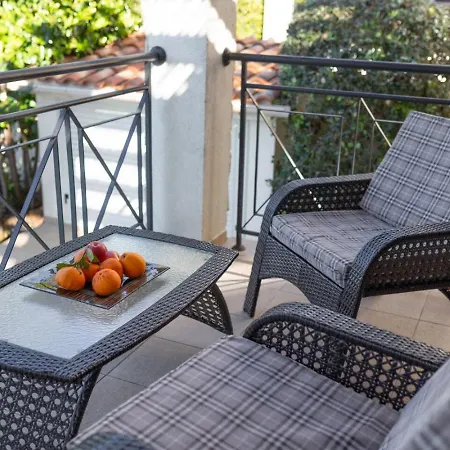 Lavanda - Elegant 3br Retreat With Private Pool & Garden