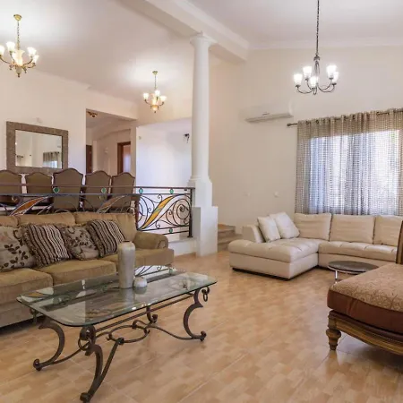 בית נופש Lavanda - Elegant 3br Retreat With Private Pool & Garden Polis