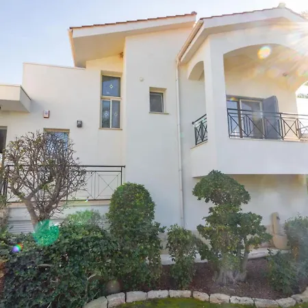 Lavanda - Elegant 3br Retreat With Private Pool & Garden בית נופש