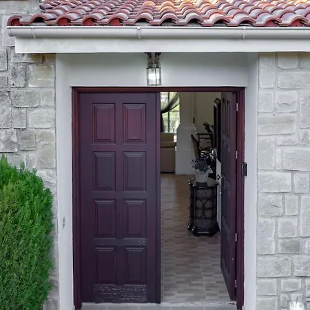 Lavanda - Elegant 3br Retreat With Private Pool & Garden בית נופש *