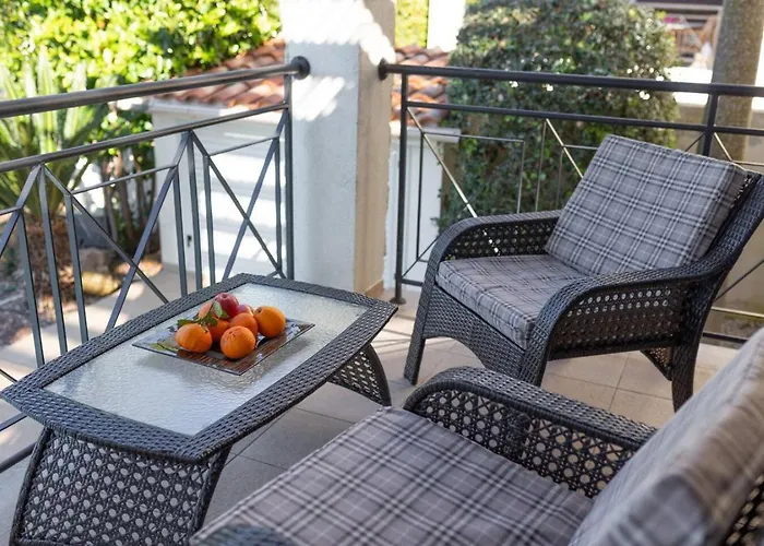 Lavanda - Elegant 3br Retreat With Private Pool & Garden